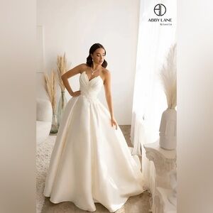 🚨 BRIDAL BLOWOUT NWT Ivory Satin Wedding Gown skirt SZ:8